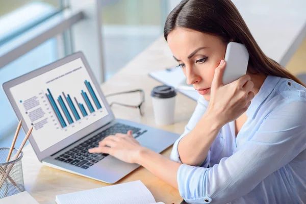 Hermosa mujer de negocios teniendo conversación en el teléfono móvil — Foto de Stock