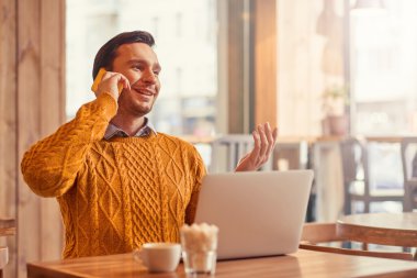 Hoş adam cep telefonu üzerinde konuşurken