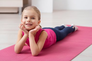 Yoga için halı üzerinde rahatlatıcı