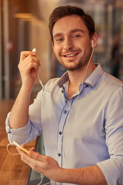 Positieve man muziek beluisteren — Stockfoto