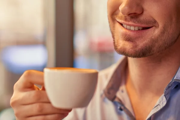 Pozitív ember iszik kávét — Stock Fotó