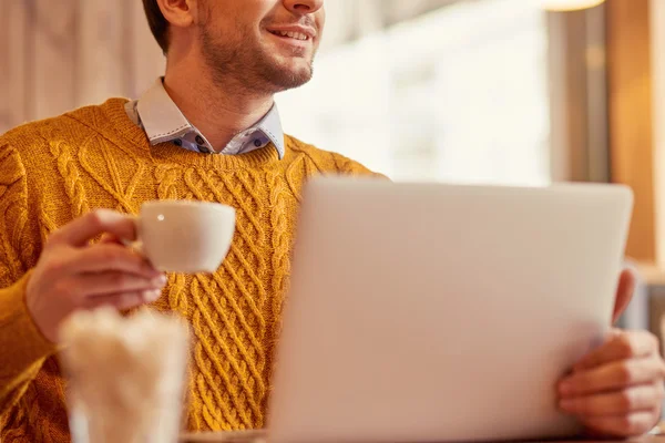 Aangename man zit in het café — Stockfoto