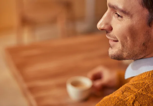 Piacevole uomo seduto nel caffè — Foto Stock