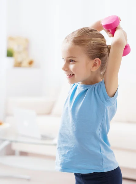 Niña haciendo ejercicios con kettlebell — Foto de Stock