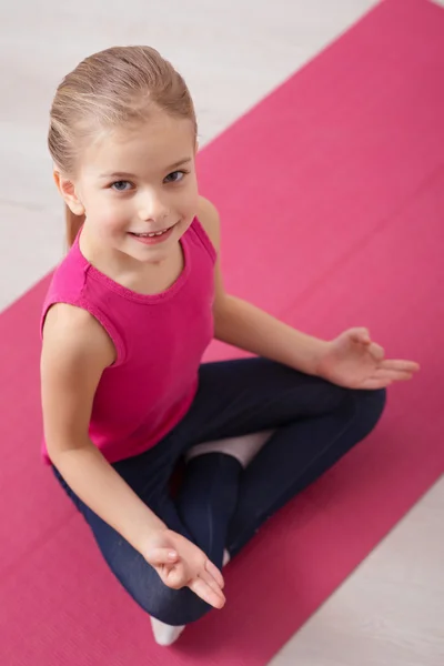 Entraînements de yoga domestique avec petite fille — Photo