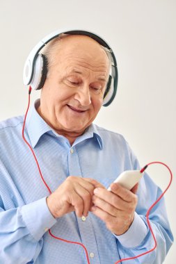 Kulaklıkla müzik dinleyen yaşlı adam