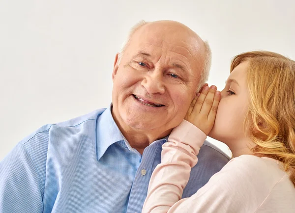 Niña diciendo secreto — Foto de Stock