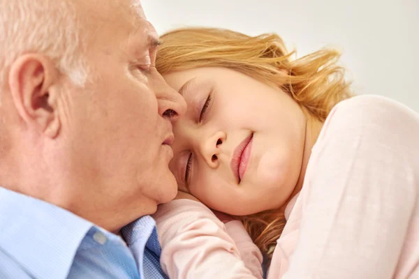 Abuelo pasando tiempo con su nieta . — Foto de Stock