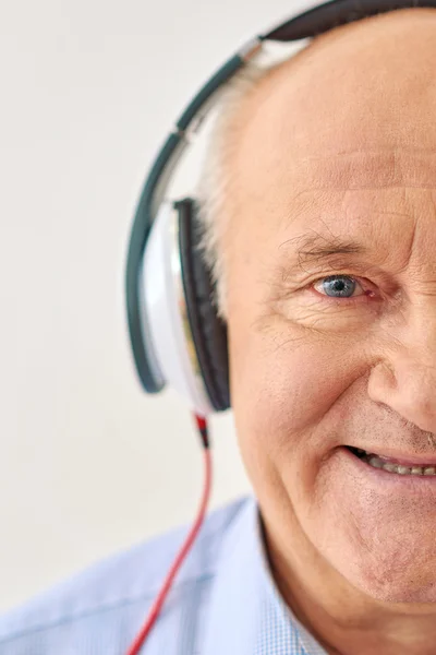 Opa hört Musik — Stockfoto