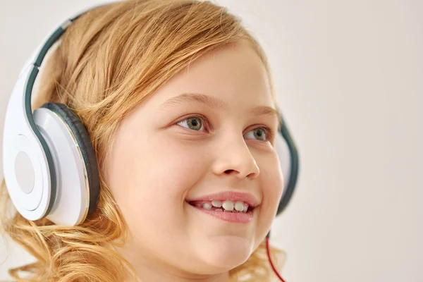 Cute Girl słuchanie muzyki na słuchawkach — Zdjęcie stockowe