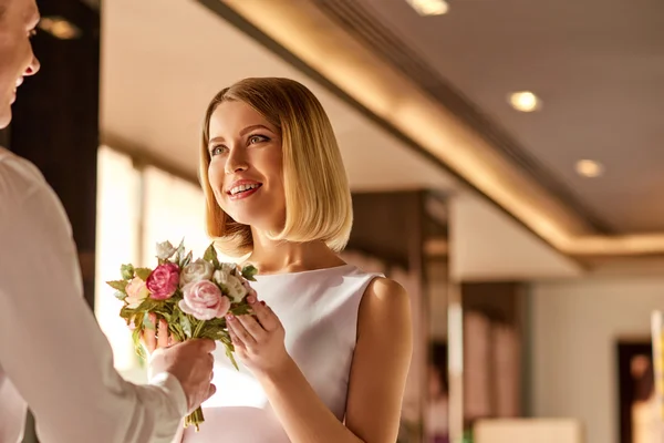 Joli couple à un rendez-vous au restaurant . — Photo