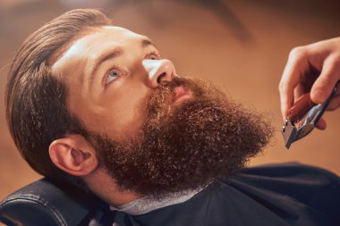 Yakışıklı adam berber içinde oturuyor