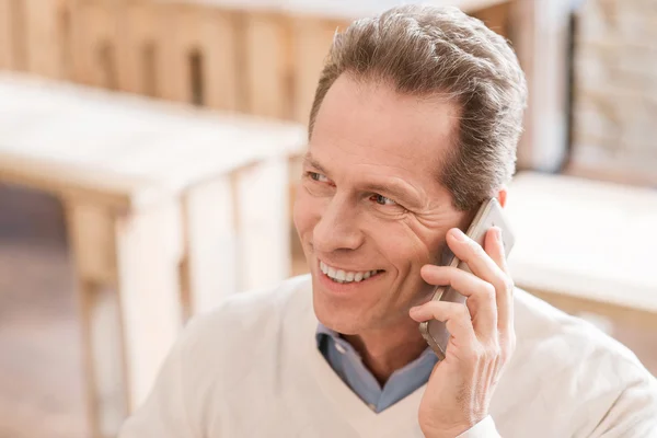 Homem alegre falando no telefone celular — Fotografia de Stock