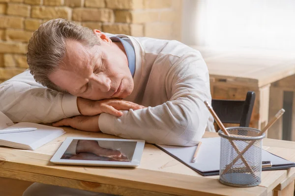 Schlafender Mann sitzt am Tisch — Stockfoto