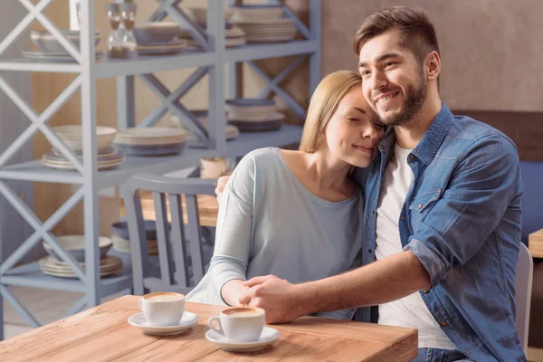 Casal amoroso descansando no café — Fotografia de Stock