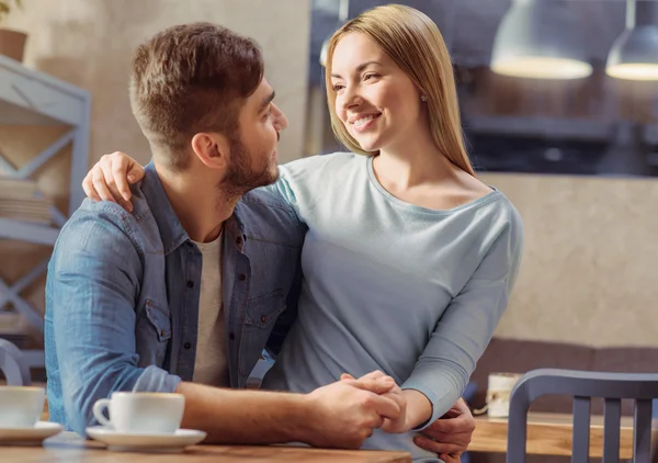 Verliefde paar rusten in het café — Stockfoto