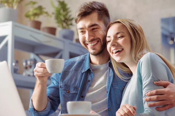 Glada kärleksfulla par dricka kaffe — Stockfoto