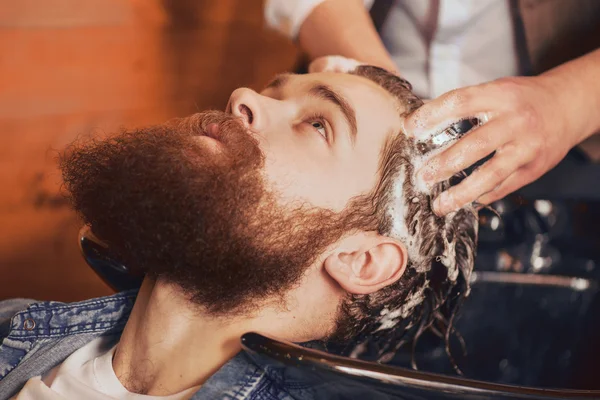 Barbeiro profissional cabeça de lavagem de seu cliente — Fotografia de Stock