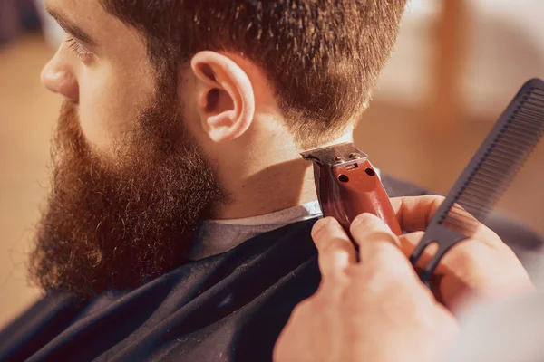 Professional barber cutting hair of his client — Stock Photo, Image