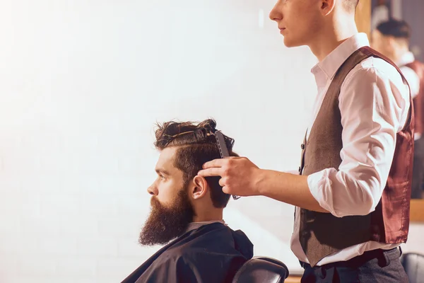 Profissional barbeiro styling cabelo de seu cliente — Fotografia de Stock