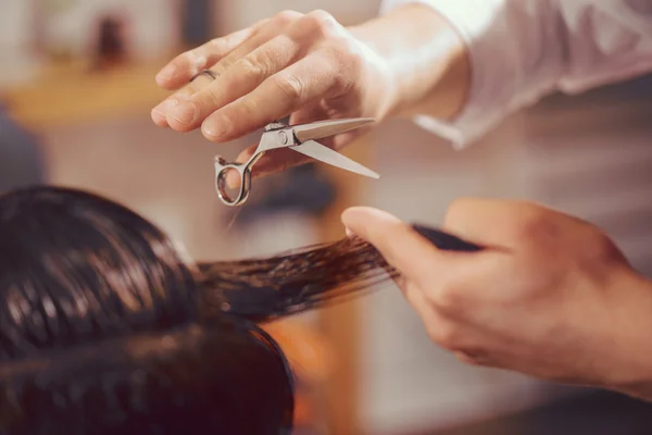 Professioneller Friseur schneidet Haare seiner Kundin — Stockfoto