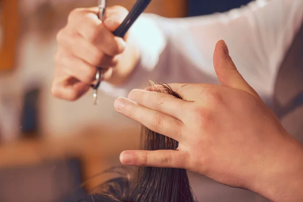 Profesjonalny fryzjer cięcia włosów swojego klienta — Zdjęcie stockowe