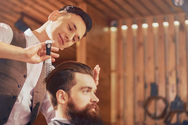 Professional barber styling hair of  the client — Stock Photo, Image