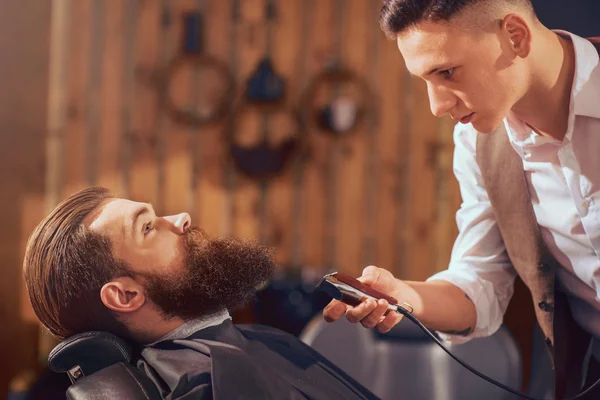 Trevlig man sitter i barbershop — Stockfoto