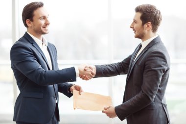 El sıkışırken olumlu iş ortakları