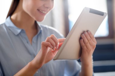 Güzel kadın tablet kullanma