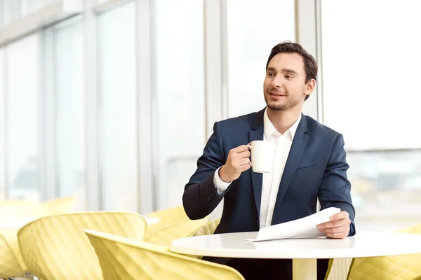 Agréable homme buvant du café — Photo