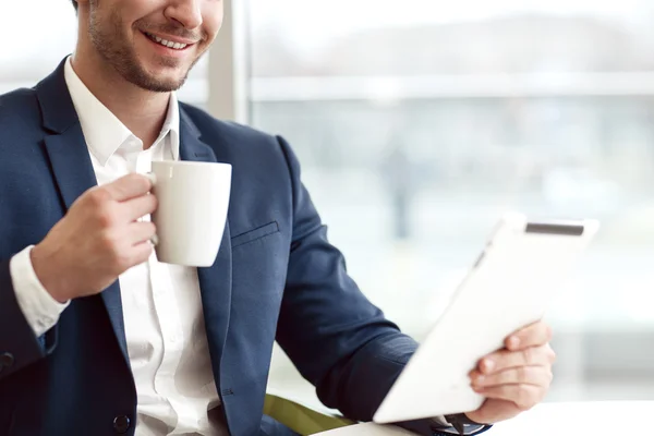 コーヒーを飲みながら陽気な男 — ストック写真