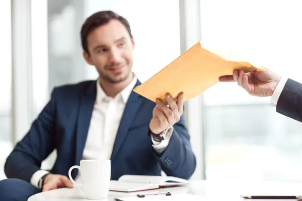 Positiva affärsman sitter vid bordet — Stockfoto