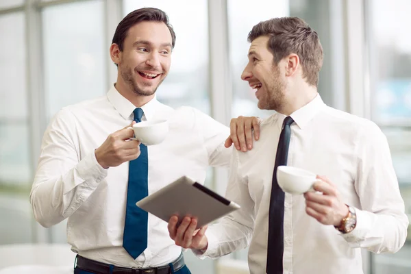 Parceiros de negócios alegres bebendo café — Fotografia de Stock