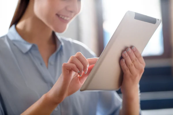 Wanita baik menggunakan tablet — Stok Foto