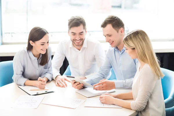 Positiva gruppen diskuterar ett projekt — Stockfoto