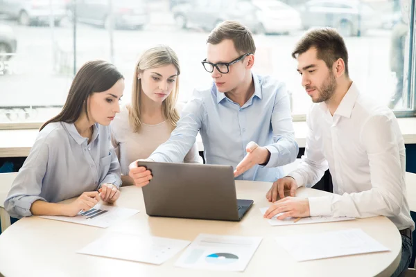 Equipe concentrada trabalhando no projeto — Fotografia de Stock