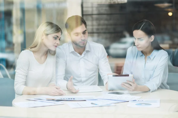 Professionelles Team, das am Projekt arbeitet — Stockfoto