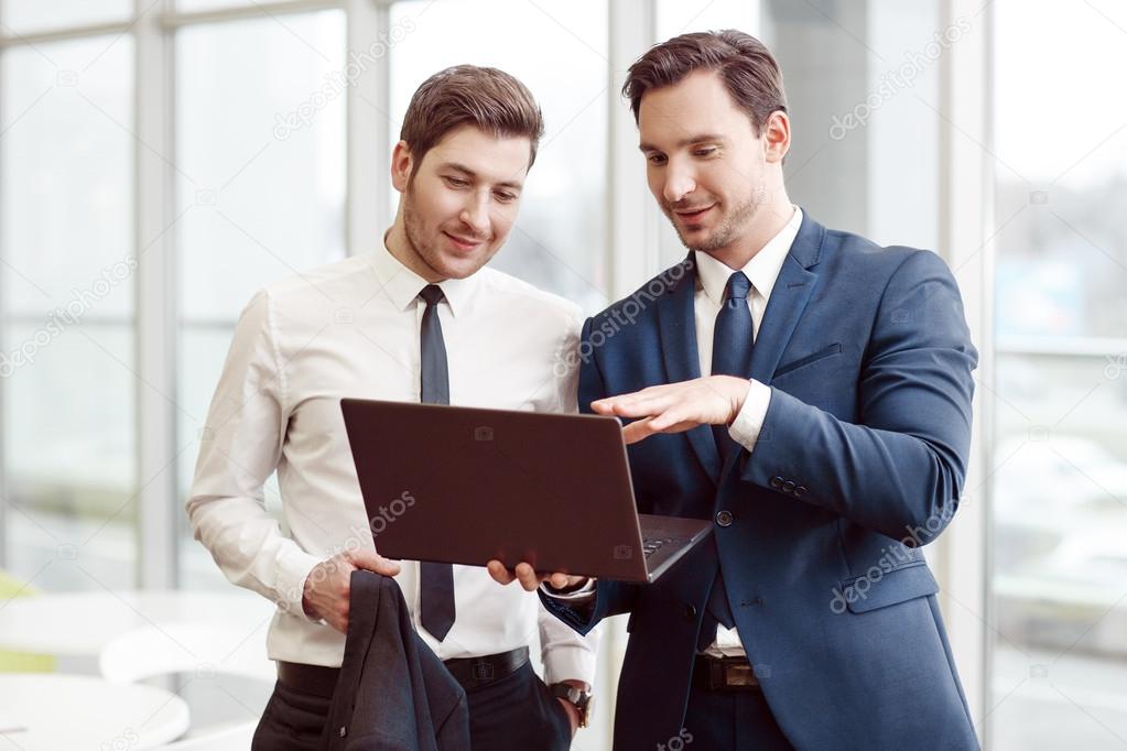 Выбор делового партнера. Бизнес партнеры. Люди на переговорах. Сотрудничество людей. Деловое общение.