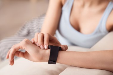 Güzel kız kanepede oturan