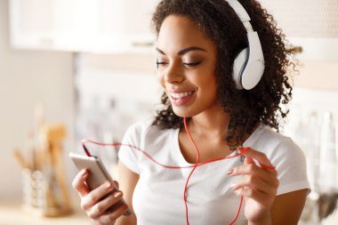 Neşeli kız müzik
