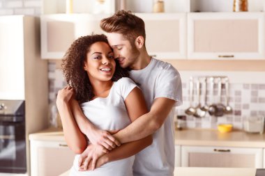 Pozitif çift kucaklayan