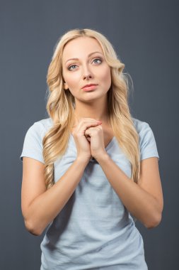 Dua güzel sarışın kız