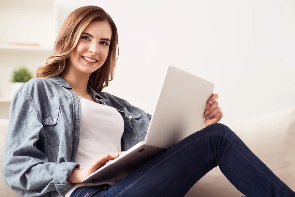 Encantadora chica sosteniendo portátil — Foto de Stock