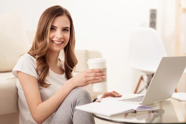 Menina positiva usando laptop — Fotografia de Stock