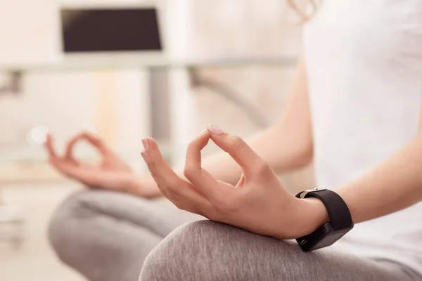 Angenehmes Mädchen praktiziert Yoga — Stockfoto