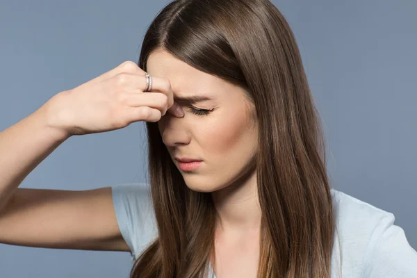 Agradable chica sintiendo dolor — Foto de Stock