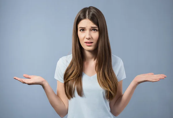 Chica sombría sintiéndose desconcertado — Foto de Stock