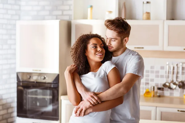 Pareja cariñosa abrazándose en la cocina —  Fotos de Stock