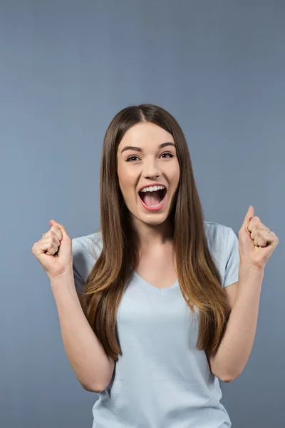 Ragazza positiva che esprime gioia — Foto Stock